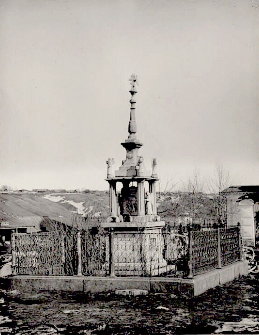 Памятник с иконой А.Н.